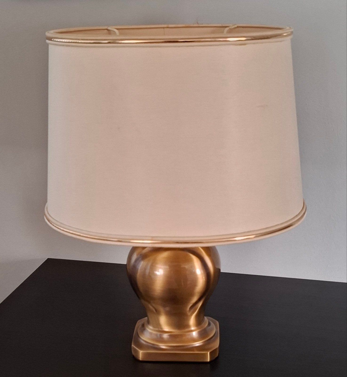 Klassieke tafellamp met crèmekleurige kap, Antiek en Kunst, Ophalen of Verzenden