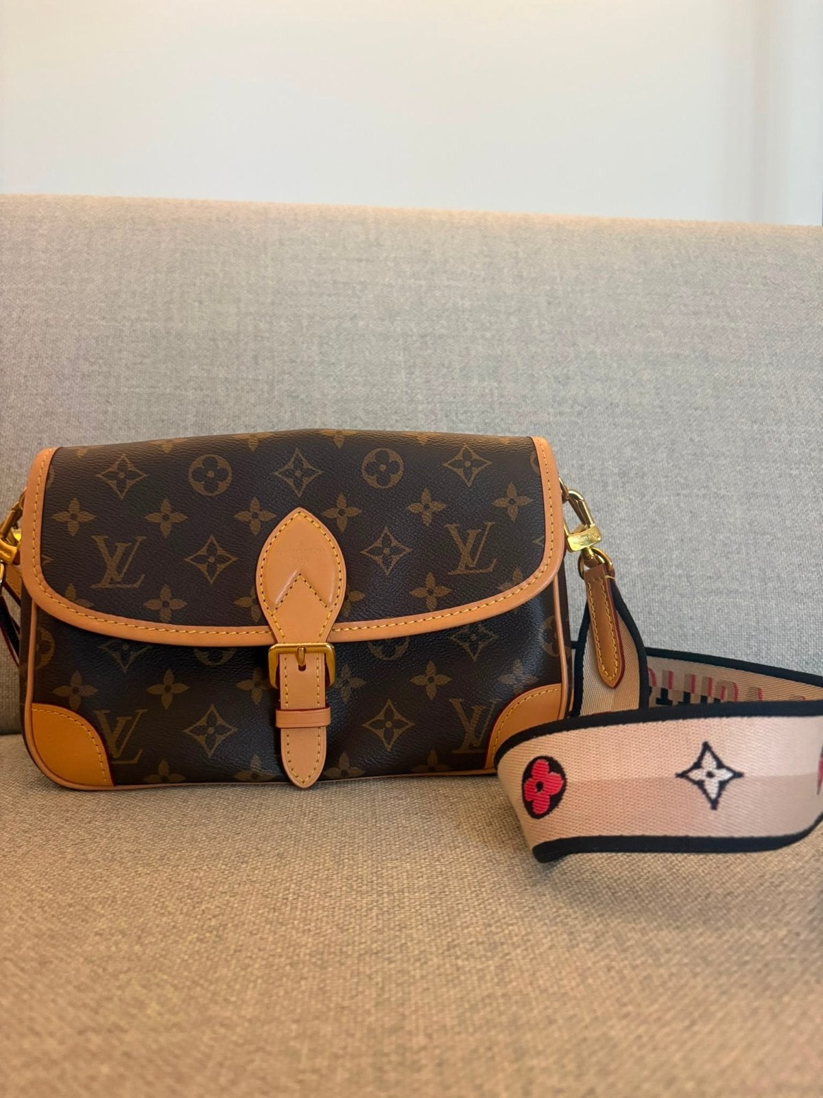 Louis Vuitton Diane Monogram Schoudertas met Brede Band, Ophalen of Verzenden, Zo goed als nieuw, Bruin, Schoudertasje