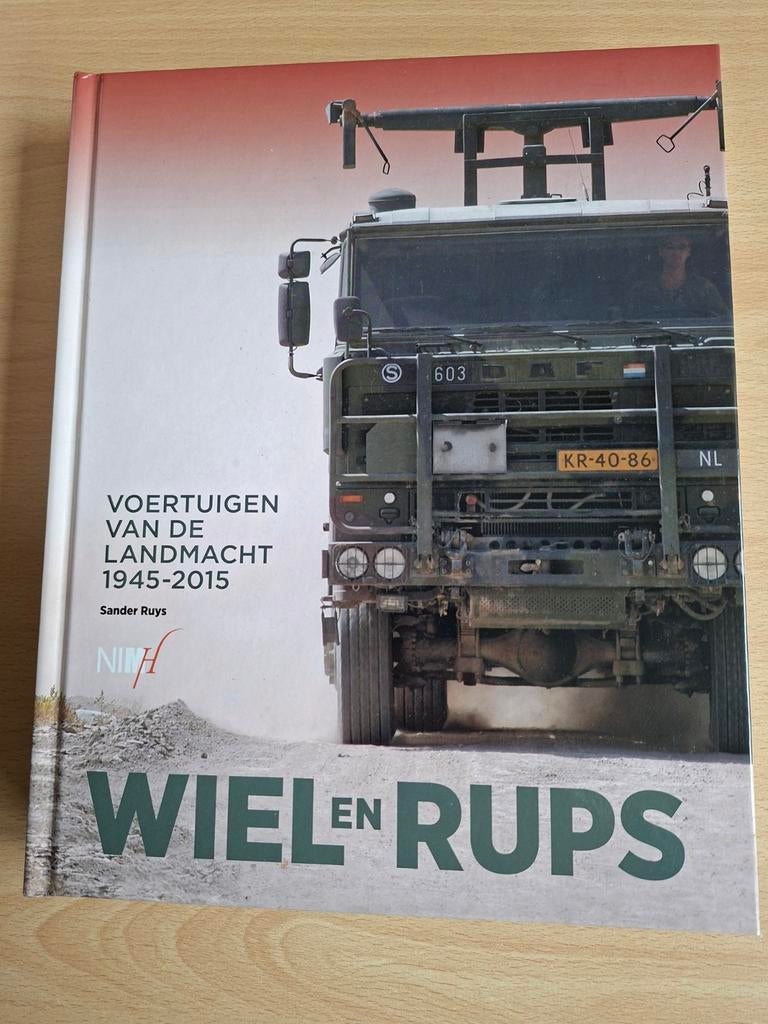 Wiel en Rups Voertuigen van de Landmacht 1945-2015 Ruys, Boeken, Ophalen of Verzenden, Tweede Wereldoorlog, Gelezen