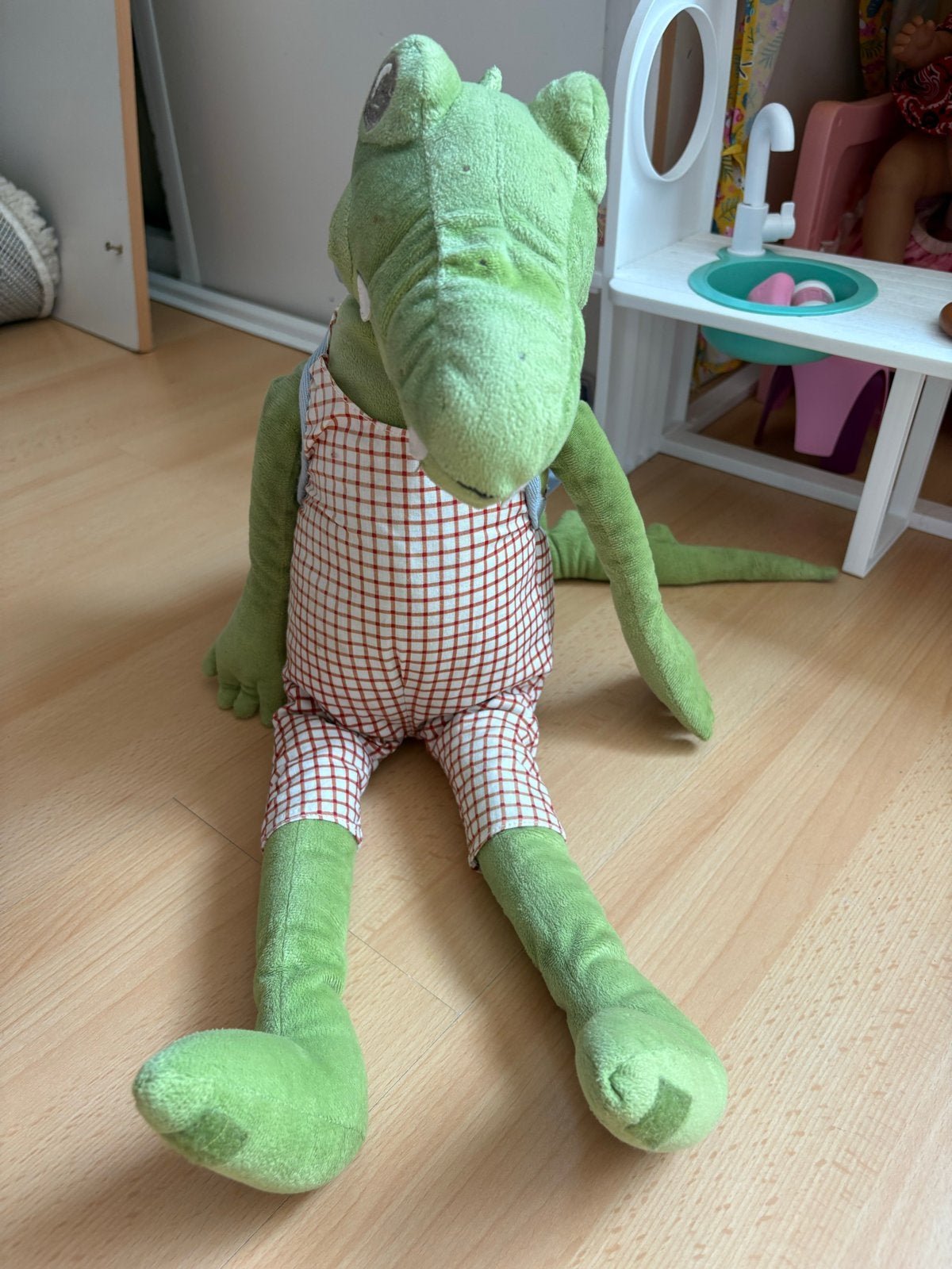 IKEA Krokodil Knuffel met rugtas, Overige typen, Ophalen of Verzenden, Middelgroot (20 tot 80 cm), Met kleding of accessoire