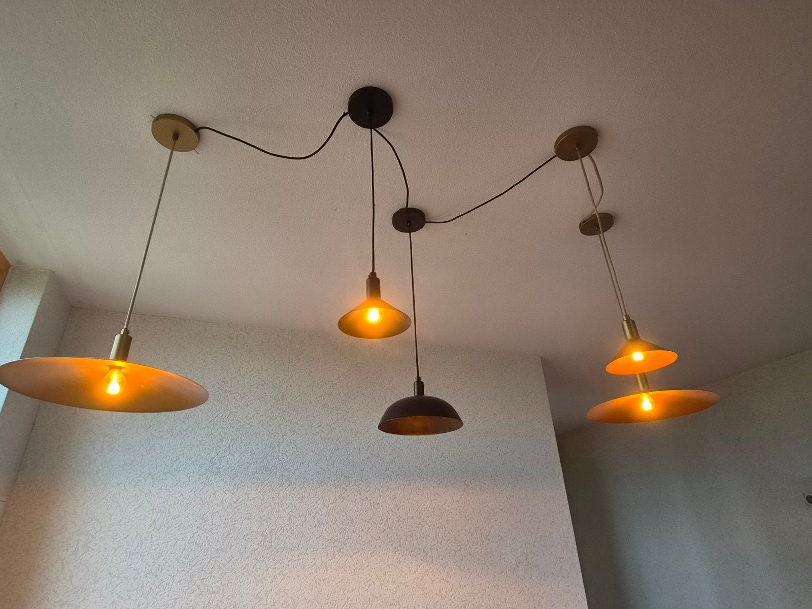 hanglamp met 5 verschillende kapjes in zwart en goud/messing