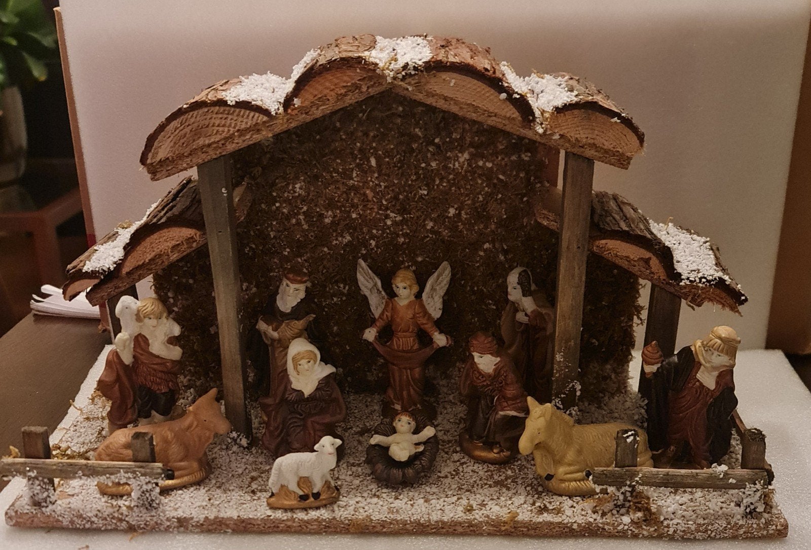 Kerststal met 11 porseleinen beeldjes, Ophalen of Verzenden, Zo goed als nieuw