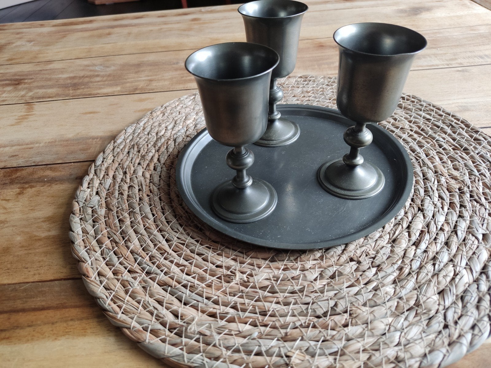 Set van 3 tinnen vaasjes/kelken met dienblad, Antiek en Kunst, Ophalen