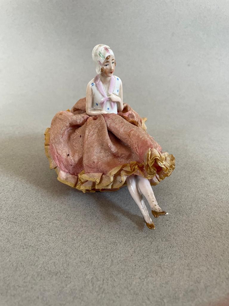 Kleine antieke halfdoll met porseleinen figuurtje, Antiek en Kunst, Curiosa en Brocante, Ophalen of Verzenden