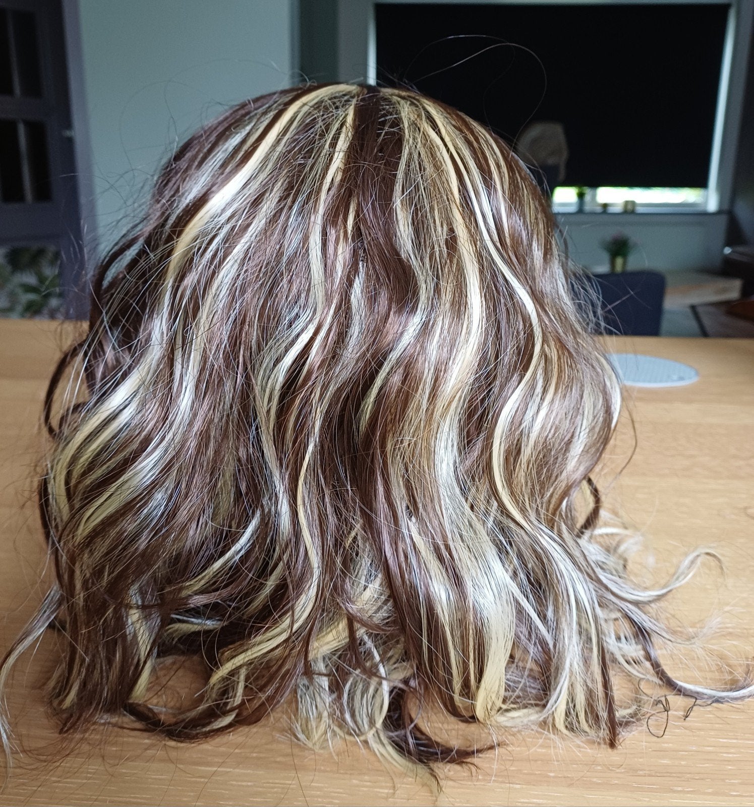 Pruik met bruine en blonde krullen, pony NIEUW, Ophalen, Gebruikt, Pruik of Haarverlenging