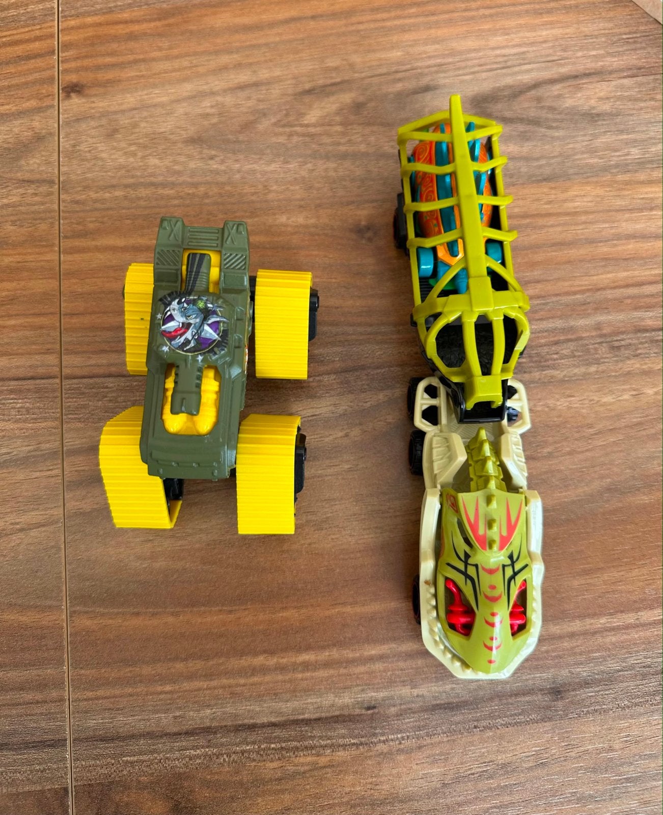 2 Hot Wheels Monster Trucks en Dino Transporter Set, Kinderen en Baby's, Speelgoed | Speelgoedvoertuigen, Ophalen, Gebruikt