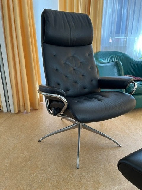Stressless fauteuil Metro M High Back + hocker zwart leder, Ophalen, Modern design, Minder dan 75 cm, Zo goed als nieuw