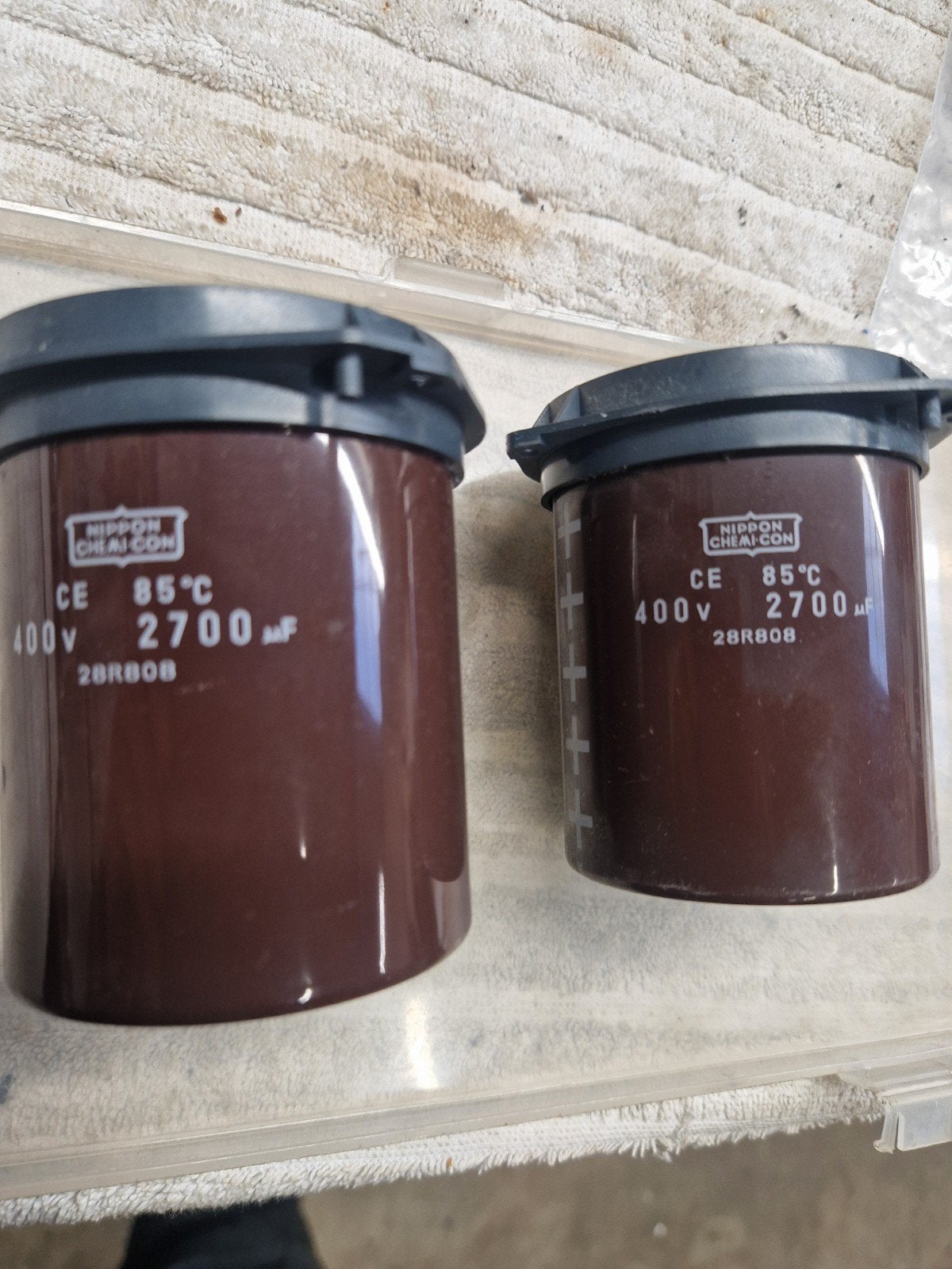 Condensator 2xNippon chemu-com 400v/2700uf,CE 85C,28R808., Ophalen of Verzenden