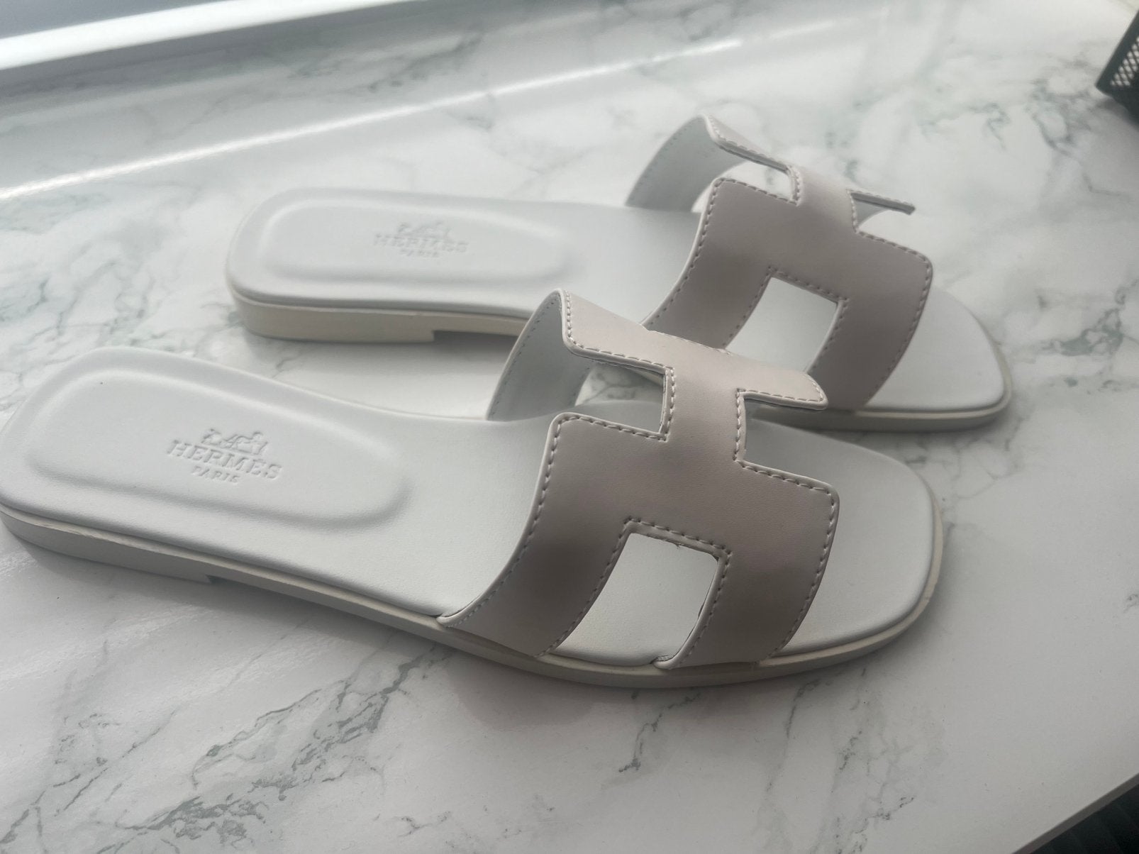 Luxe Hermès Oran slippers, Ophalen of Verzenden, Nieuw, Wit