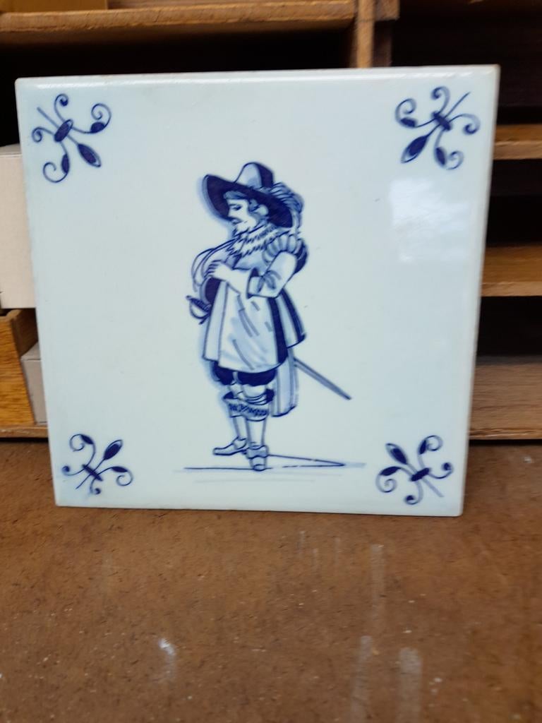 Delfts Blauw Tegel met Musketier - Handgeschilderd, Antiek en Kunst, Antiek | Wandborden en Tegels, Ophalen of Verzenden