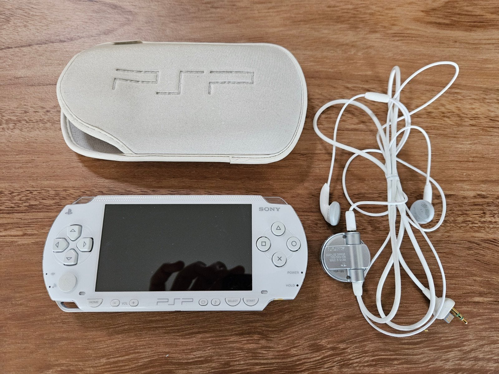 Witte Sony PSP 1000 met hoesje en oordopjes, Spelcomputers en Games, Spelcomputers | Sony PSP, Ophalen of Verzenden, Zo goed als nieuw