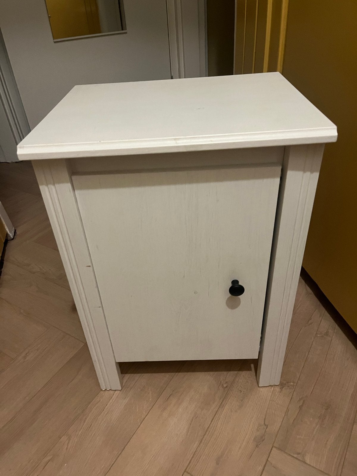 Wit/ grijs Ikea Nachtkastje met Opbergruimte, Ophalen, Gebruikt, Minder dan 45 cm, 55 tot 70 cm