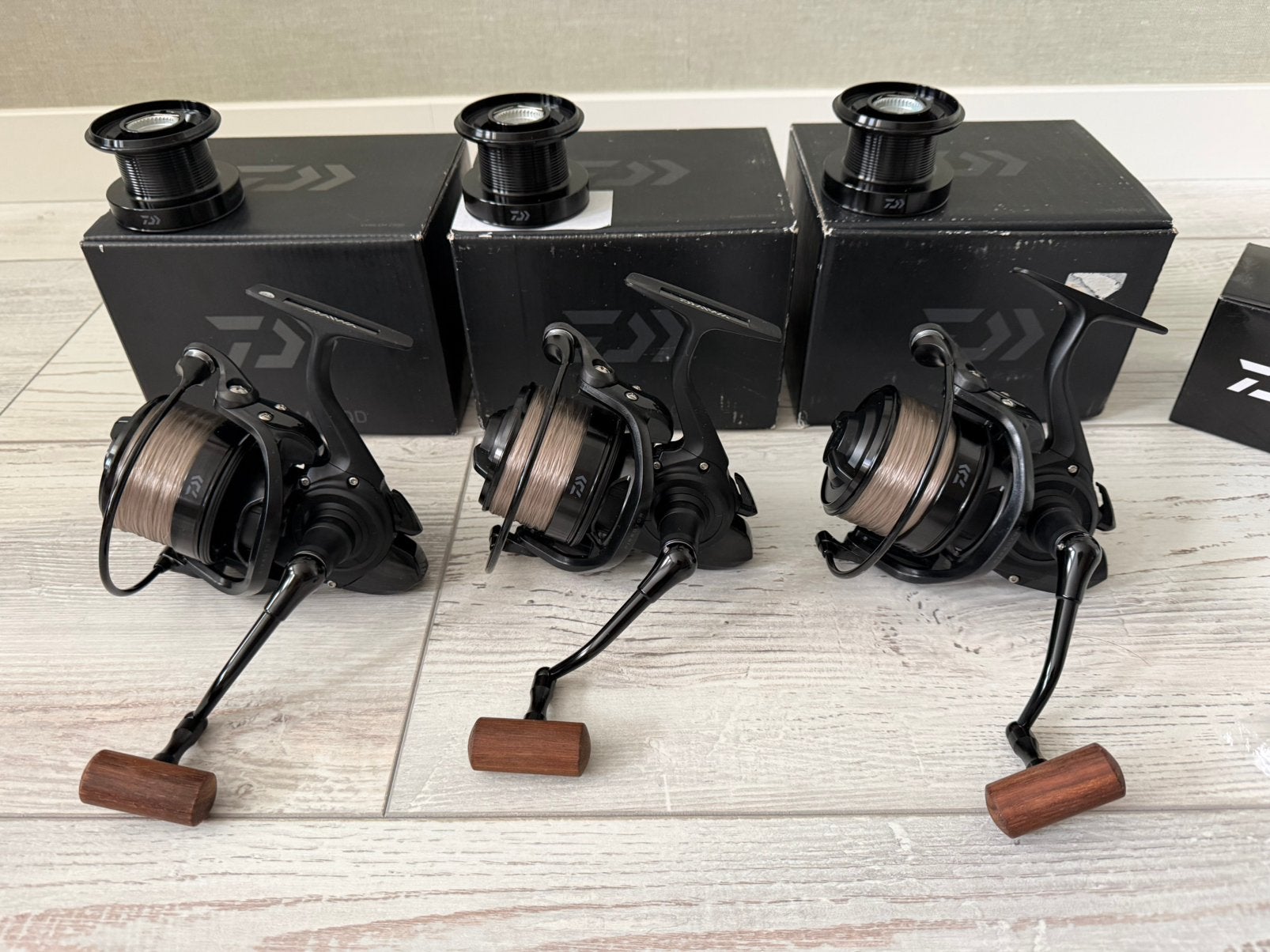 3 x Daiwa Emblem 25 QD incl res spoelen NIEUWSTAAT!, Ophalen of Verzenden, Zo goed als nieuw, Molen