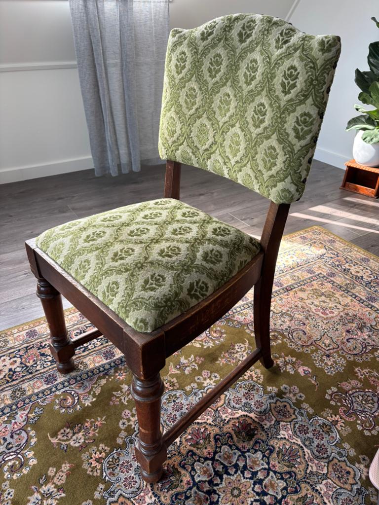 Vintage stoel met groen patroon en houten frame, Huis en Inrichting, Stoelen, Ophalen, Gebruikt, Overige kleuren, Eén