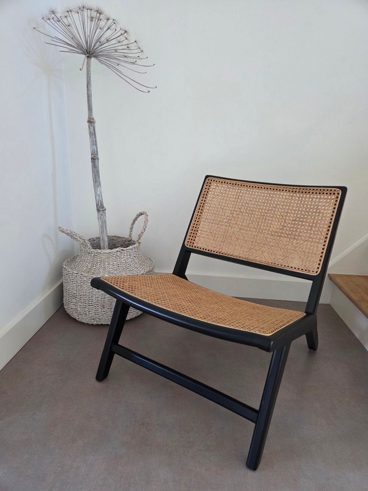 Design loungestoel Flora fauteuil - Zwart hout & rotan, Huis en Inrichting, Ophalen, Hedendaags, Bohemian, Zwart, Nieuw