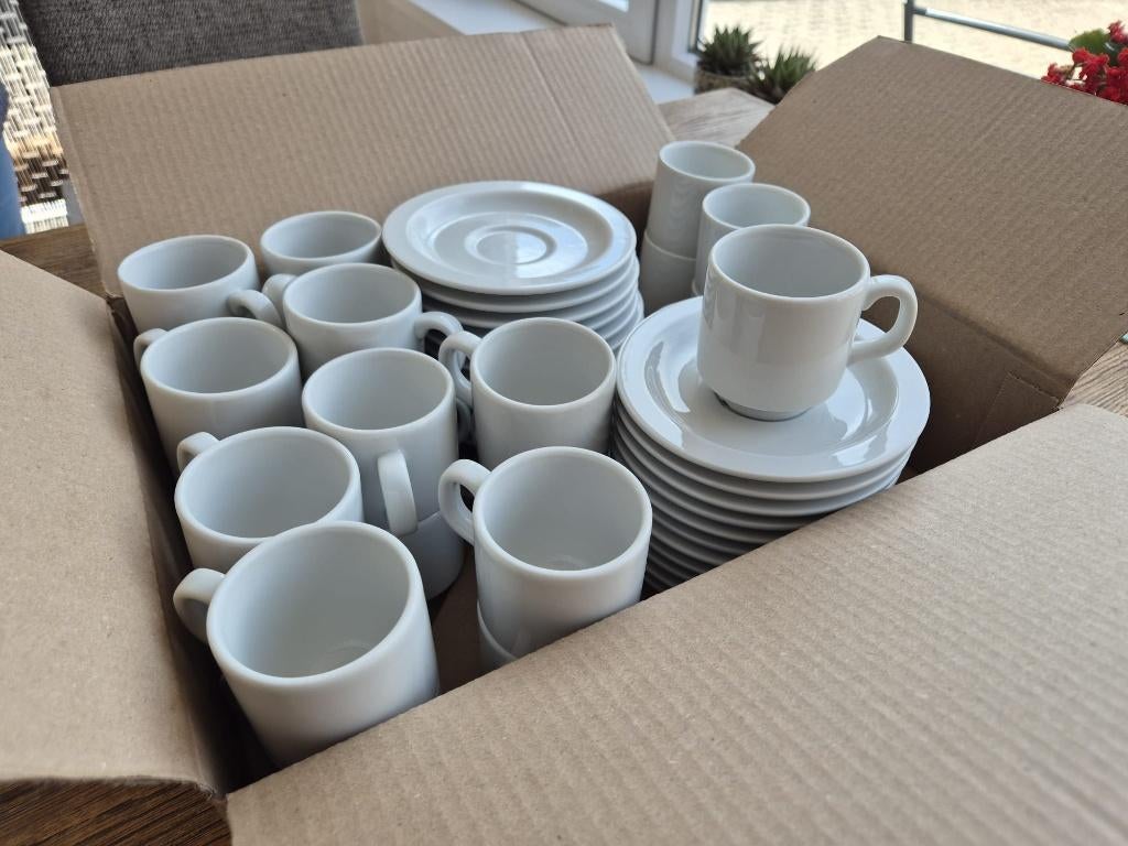 23 kop en schoteltjes, wit hotelporselein, Huis en Inrichting, Keuken | Servies, Ophalen, Gebruikt, Overige stijlen, Kop(pen) en/of Schotel(s)