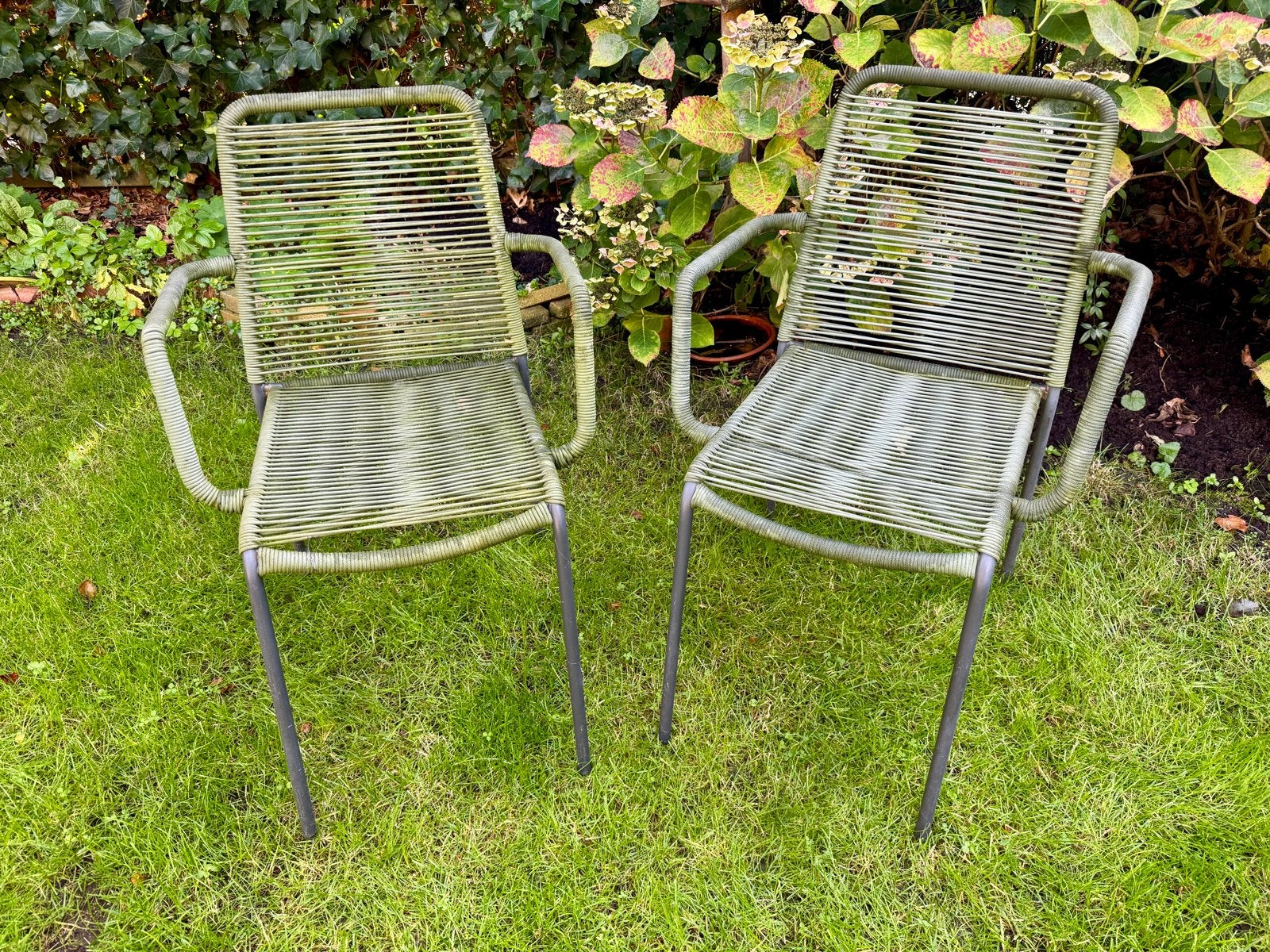 Twee groene tuinstoelen van touw - Gratis af te halen, Ophalen, Gebruikt, Overige materialen, Stapelbaar
