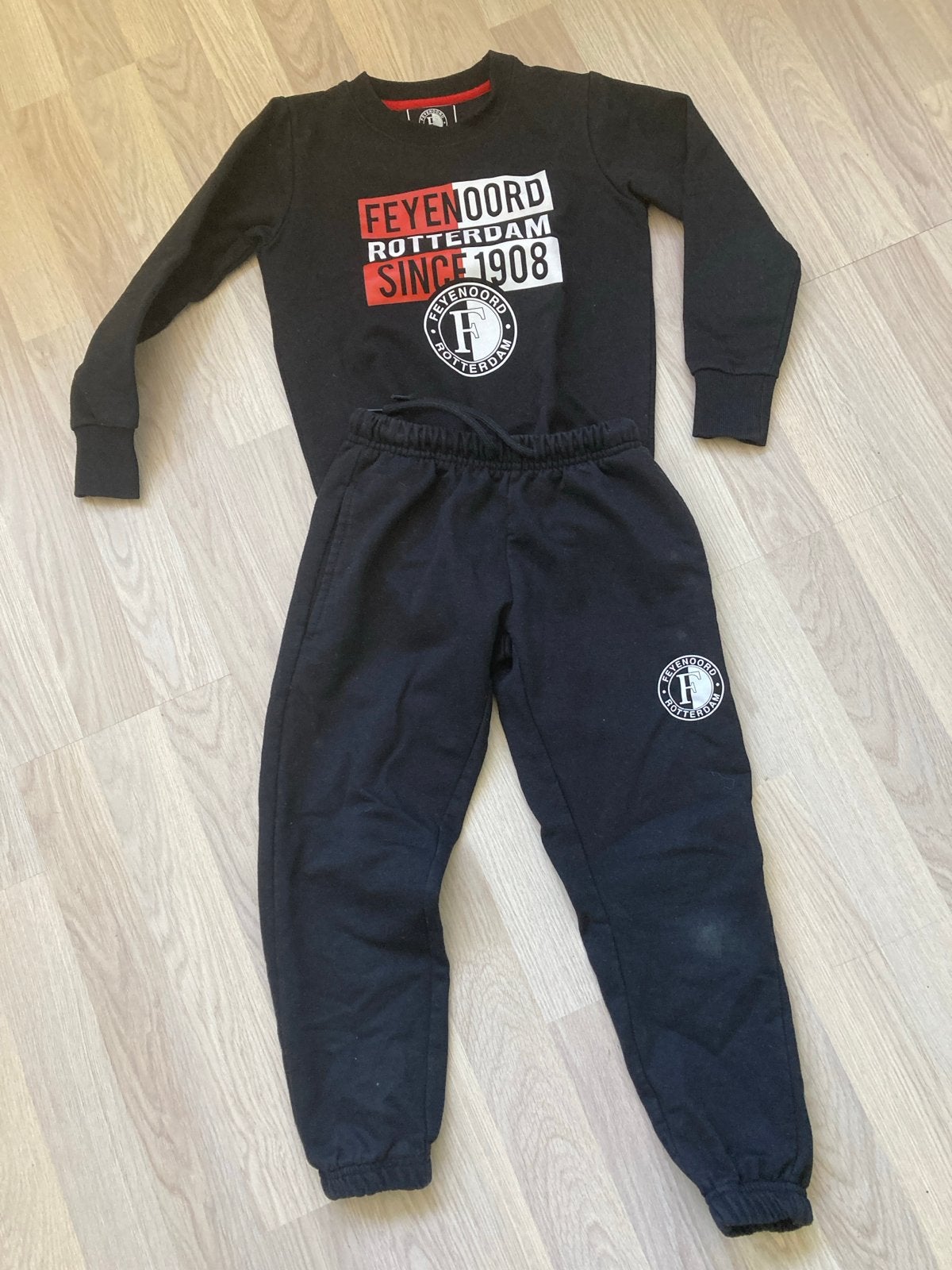 Feyenoord Trainingspak Maat 128/134, Kinderen en Baby's, Ophalen, Zo goed als nieuw, Jongen of Meisje, Setje