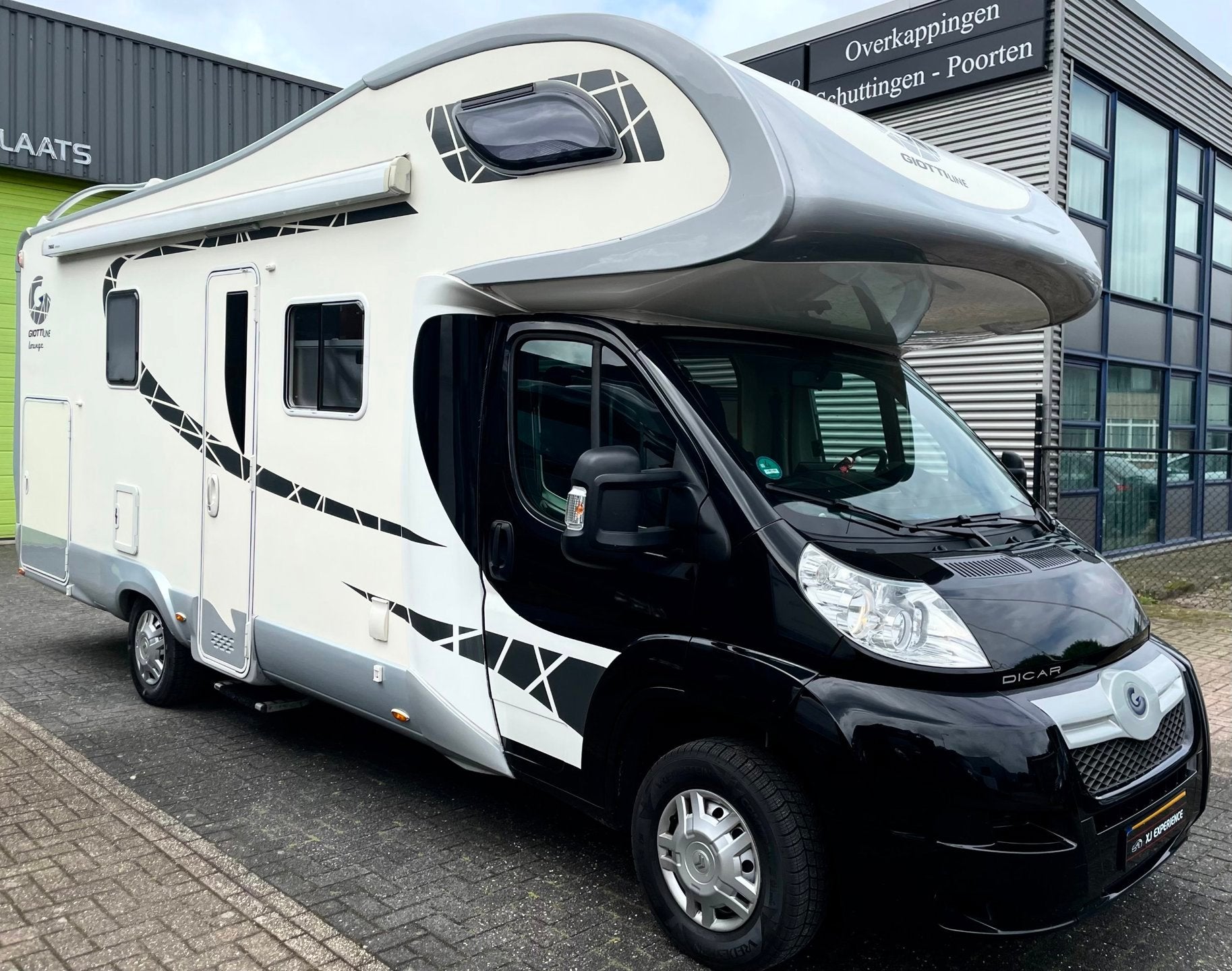 Giottiline THERRY T45 2xAIRCO LEDER LUIFEL TREKHAAK BTW, Caravans en Kamperen, Campers, Overige merken, Alkoof, Bedrijf, Koelkast