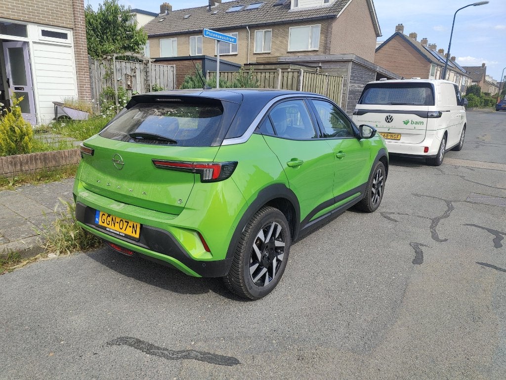 Opel Mokka-E 50kWh 2024 Groen *LEASE TER OVERNAME*, Auto's, 136 pk, 900 min, Alcantara, 1498 kg