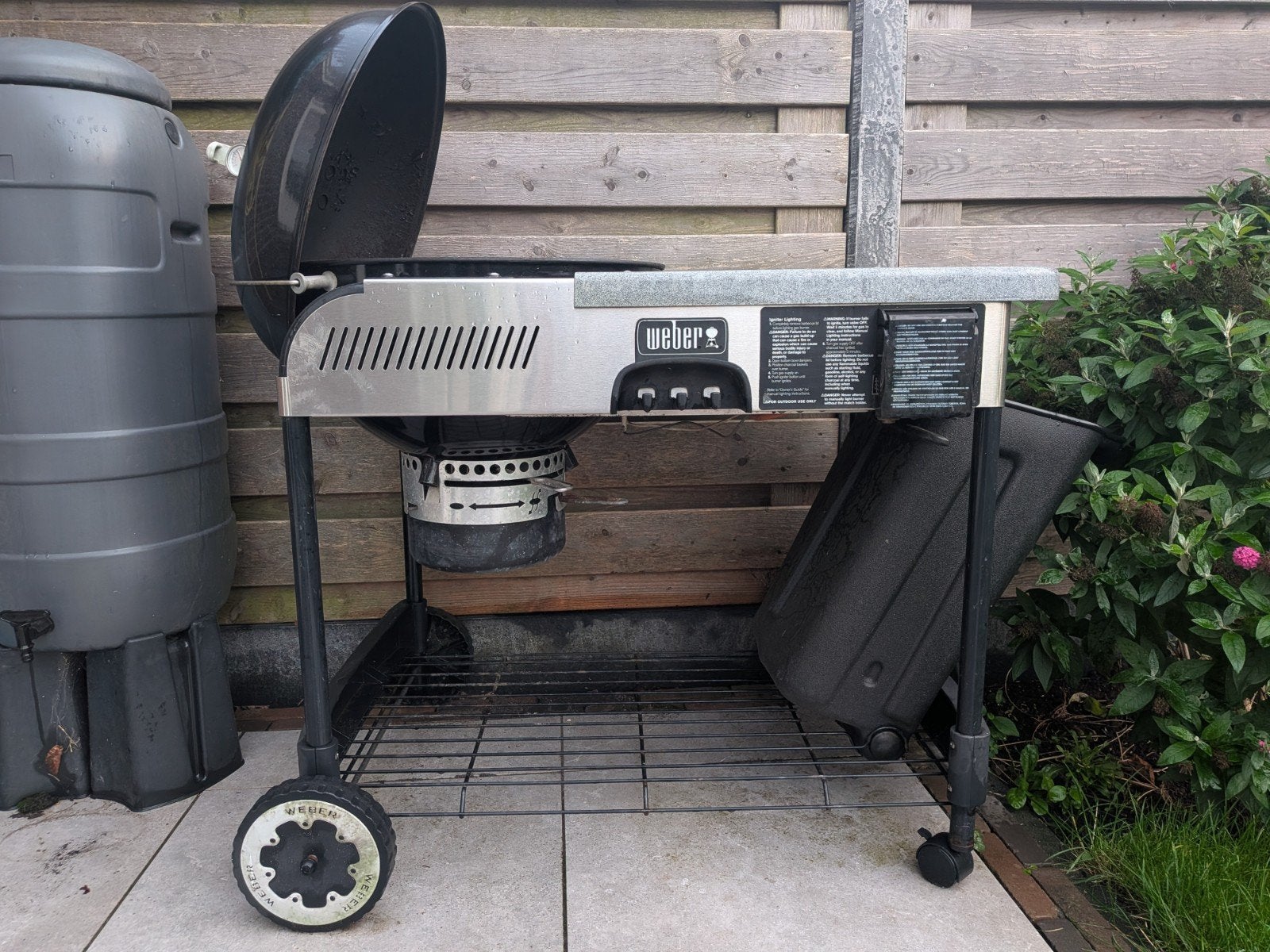 Weber barbecue Ø55cm met zijtafel en wielen, Ophalen, Gebruikt, Weber