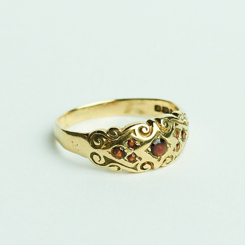 Vintage gouden ring met granaat 9 karaat engeland verloving, Ophalen of Verzenden, Zo goed als nieuw, 17 tot 18, Met edelsteen