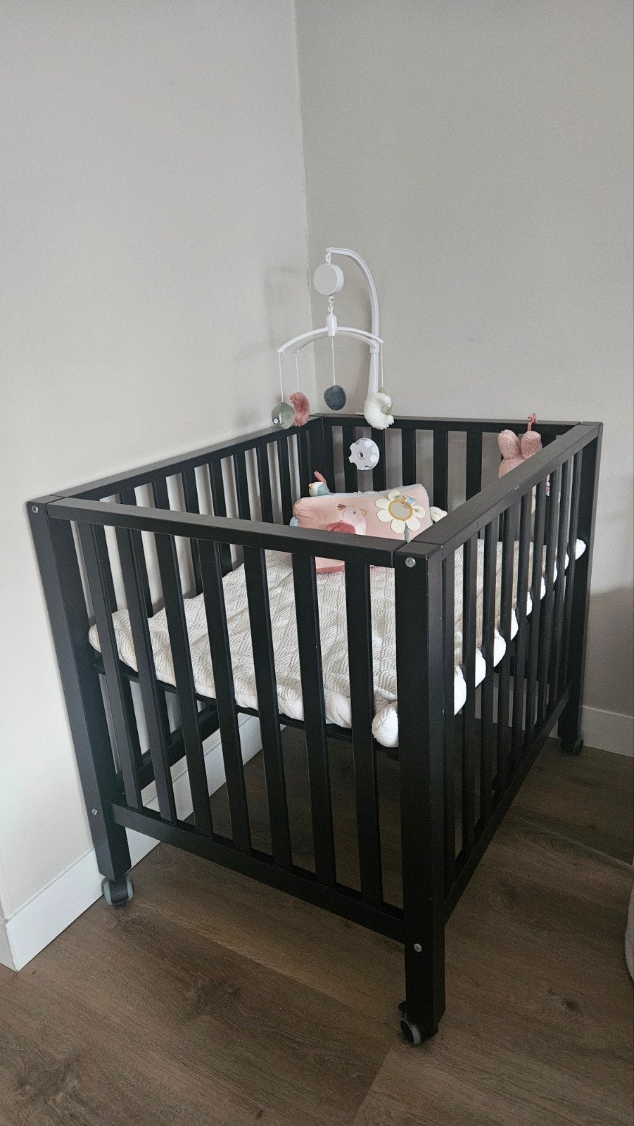 Zwarte babybox op wieltjes – nette staat, Ophalen, Gebruikt, Vierkant, In hoogte verstelbaar