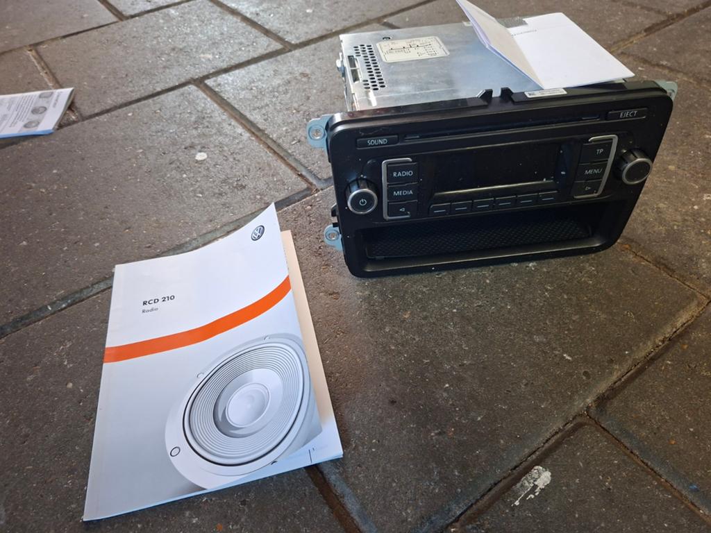 Vw rcd 210 radio cd speler, Auto diversen, Autoradio's, Ophalen of Verzenden, Zo goed als nieuw