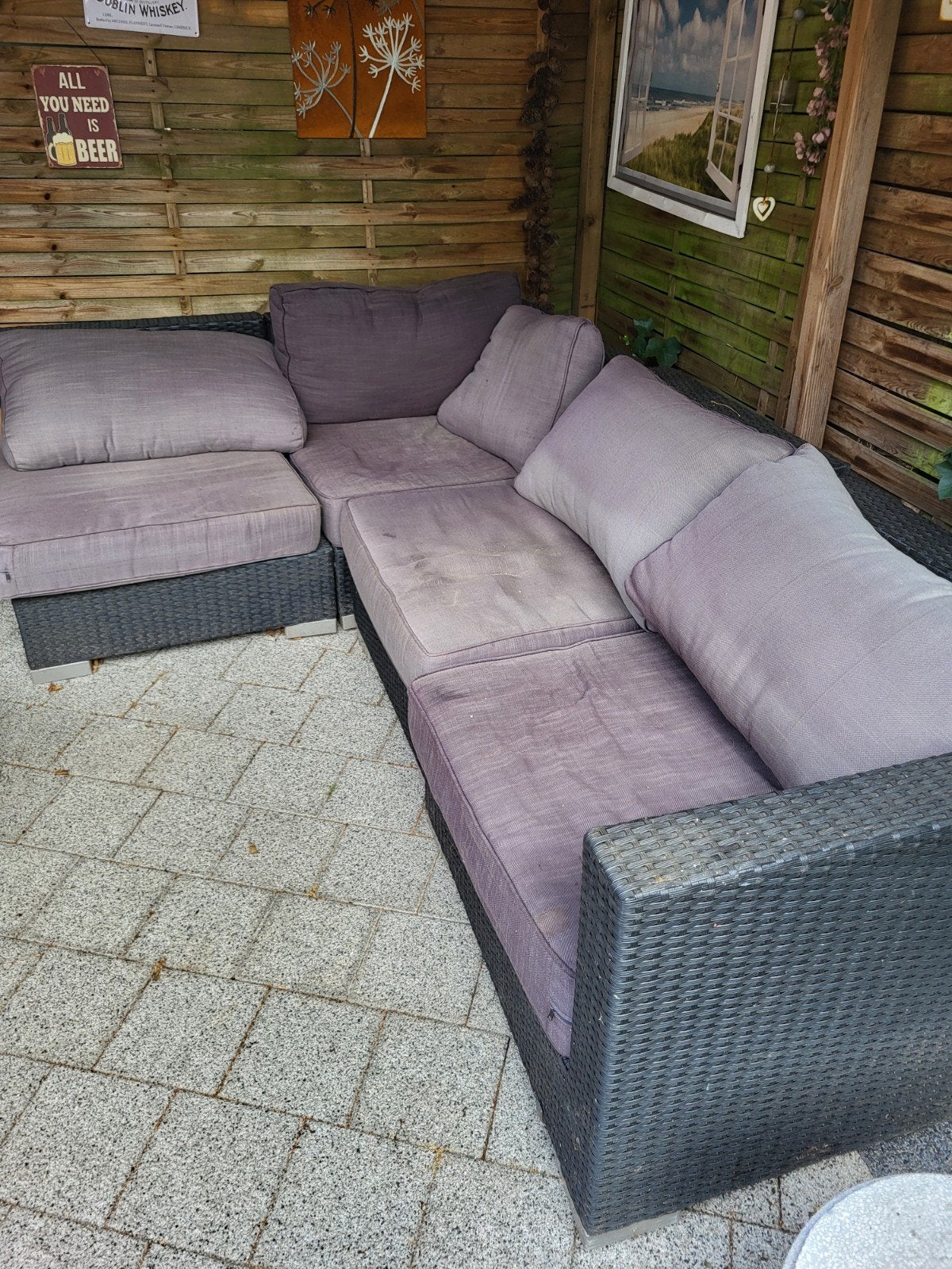 tuinstoel. kussens hebben een upgrade nodig.