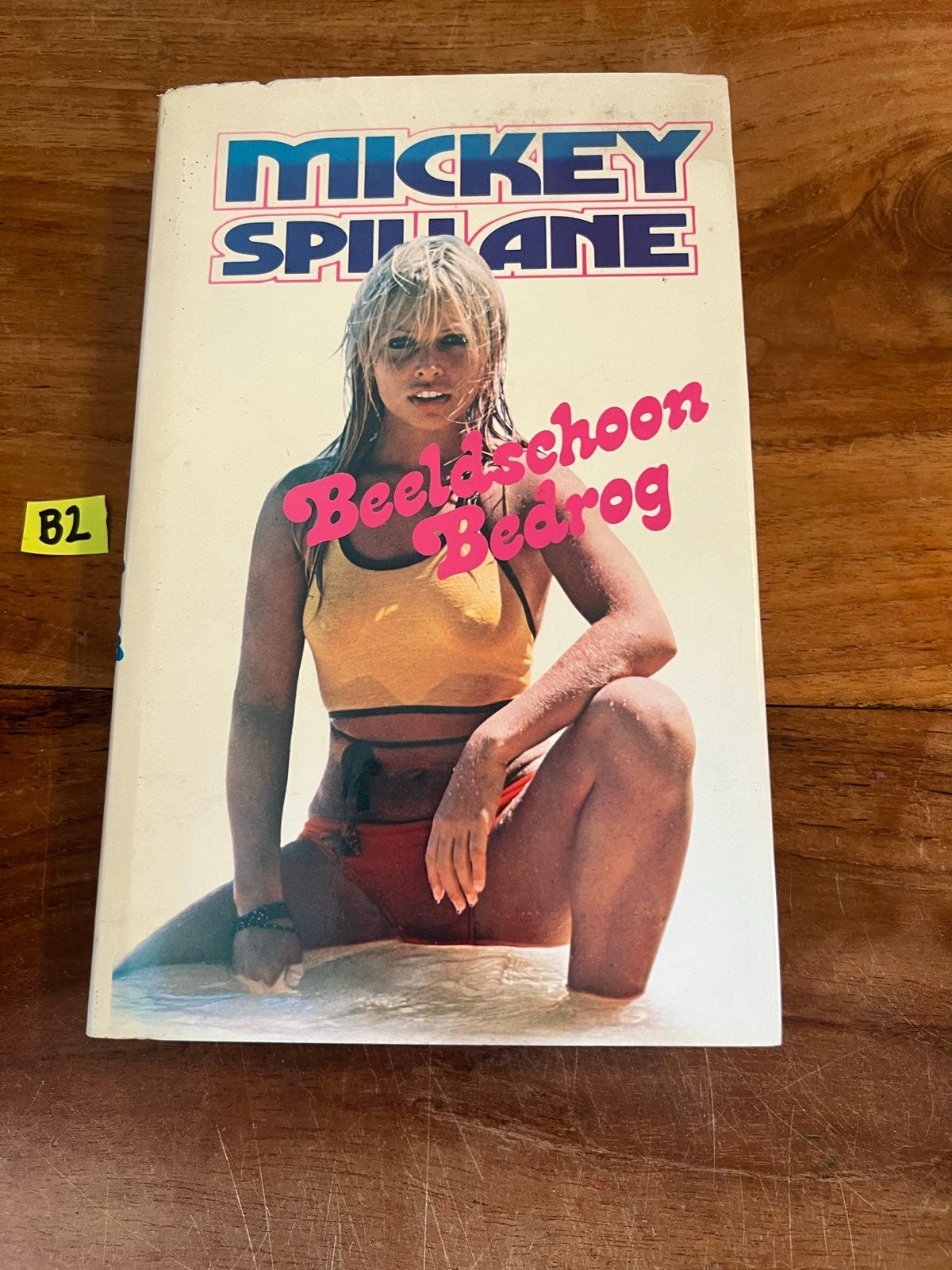 Mickey Spillane - Beeldschoon Bedrog (B2), Boeken, Ophalen of Verzenden, Gelezen