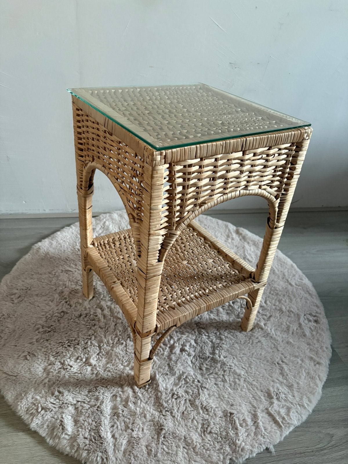 Vintage rotan bijzettafel met glazen blad, Huis en Inrichting, Tafels | Sidetables, Ophalen, Vierkant, Minder dan 50 cm, Zo goed als nieuw