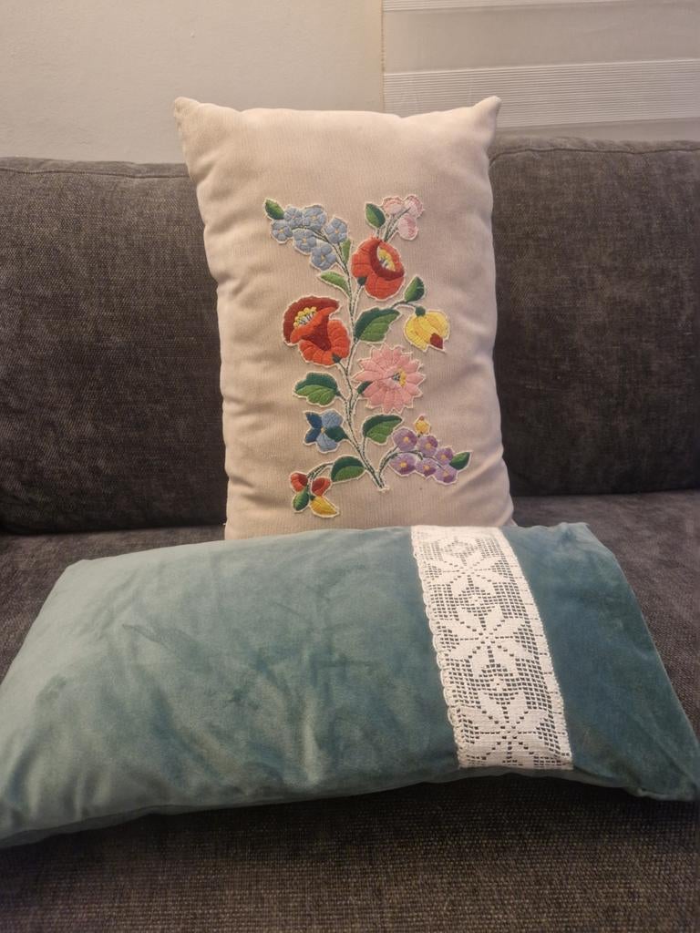 Twee kussens, één met bloemen en één met kant, Huis en Inrichting, Ophalen of Verzenden