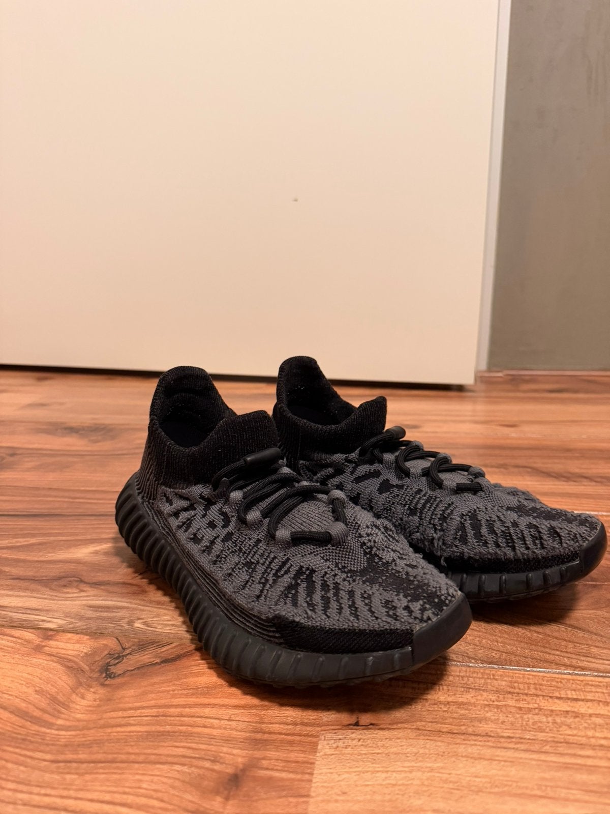 Yeezys, Verzenden, Zwart, Sneakers of Gympen, Gedragen