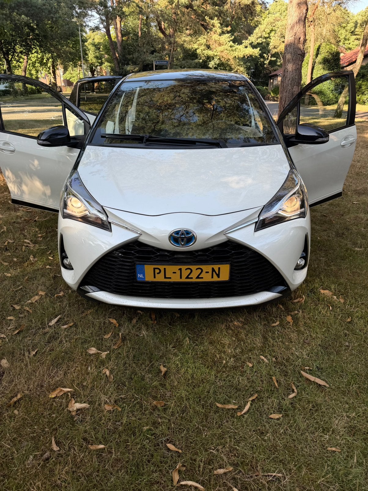 Toyota Yaris 1.5 Hybrid 100pk 5D CVT 2017 Wit, Zwart, Origineel Nederlands, Yaris, 1065 kg
