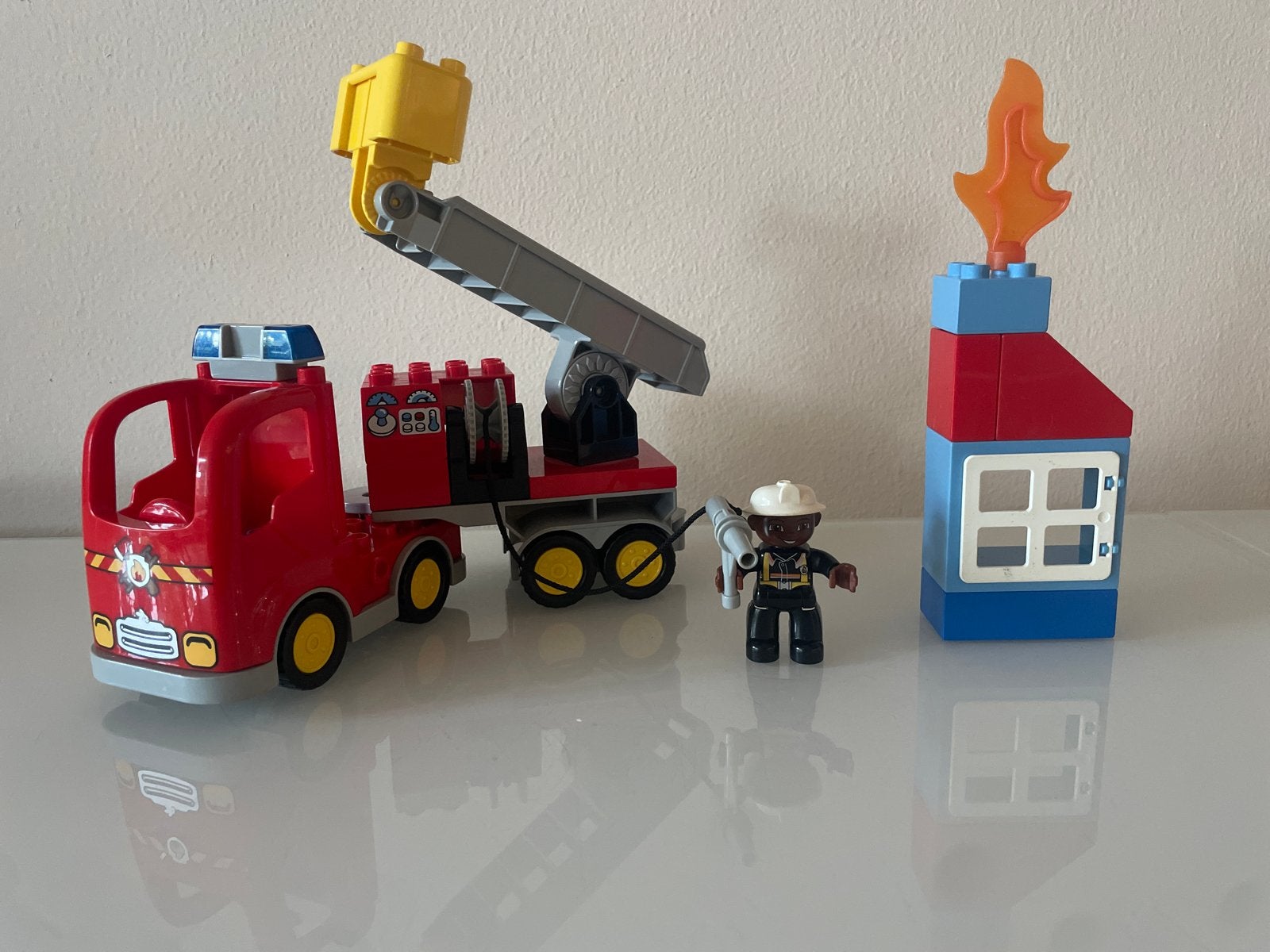 Lego Duplo Brandweerwagen met brandweerman - Set 10592, City, Ophalen of Verzenden, Zo goed als nieuw, Compleet