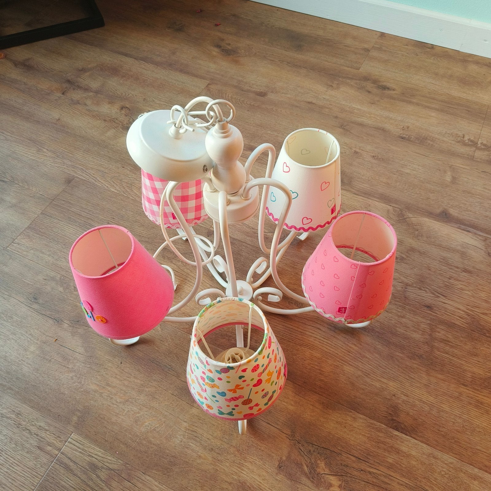 Leuke kinderlamp met 5 vrolijke kappen, Ophalen, Zo goed als nieuw, Kindvriendelijk, Speels, Romantisch, Metaal
