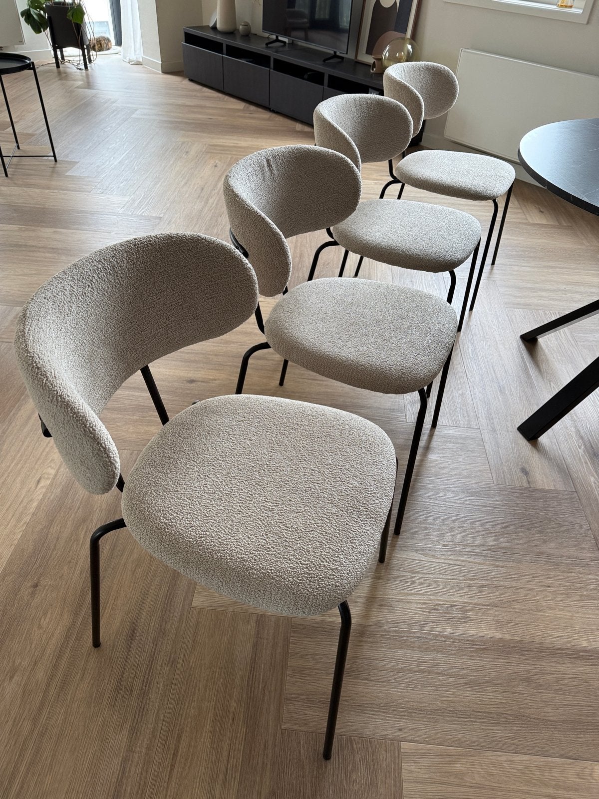 4 eetkamerstoelen, bouclé stof, zwart stalen poten, Ophalen, Overige kleuren, Zo goed als nieuw, Vier