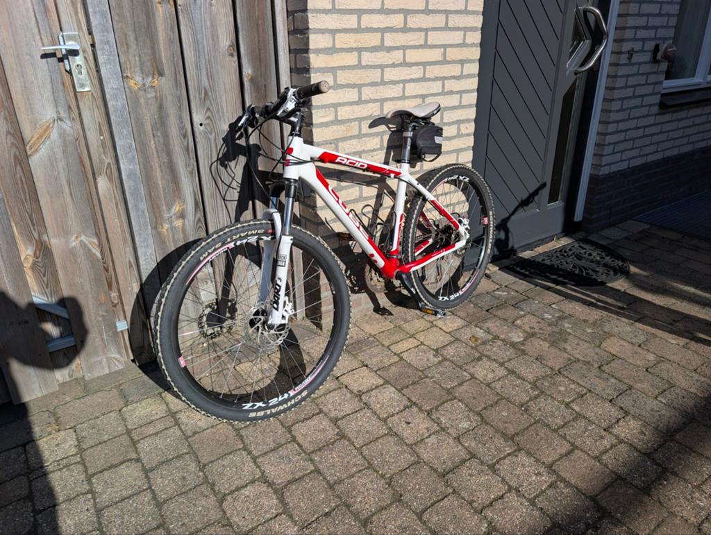 Cube MTB 26 inch wit met rood met XT schakelsysyeem, Gebruikt, Hardtail, 45 tot 49 cm, Schijfrem