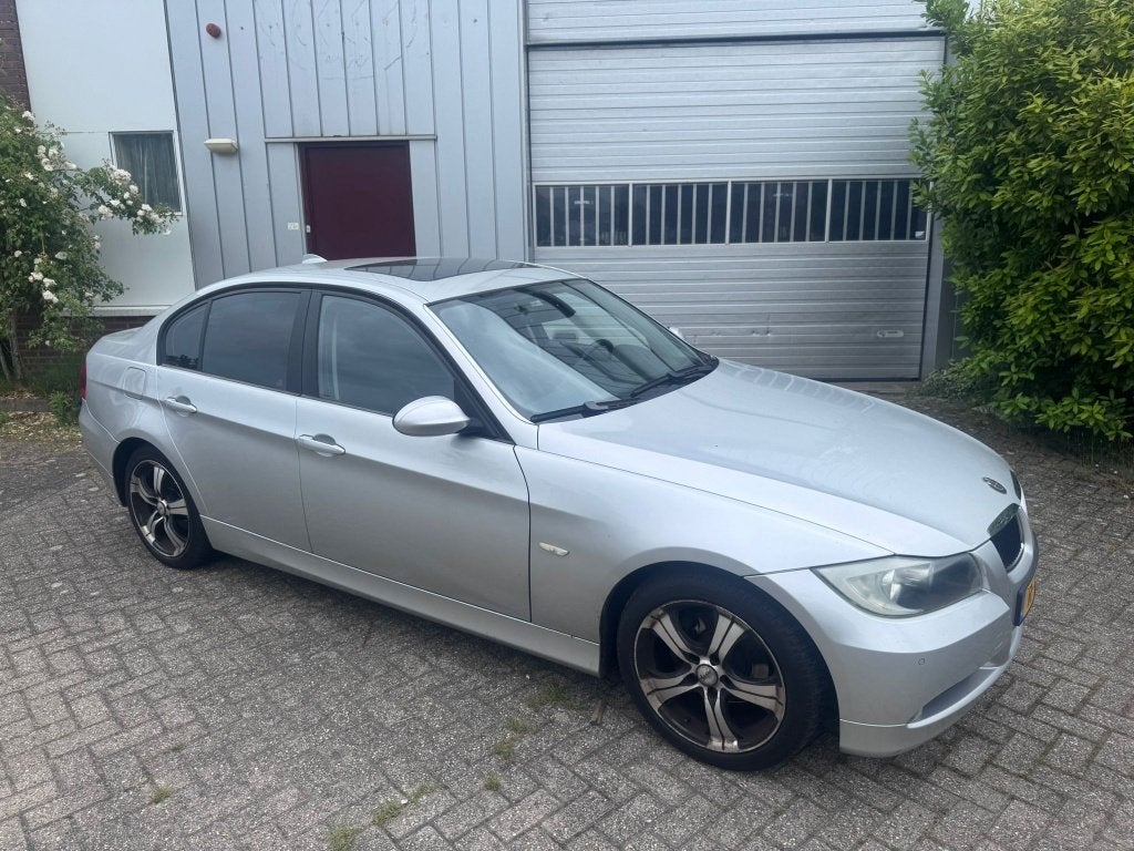 BMW 318i 2.0 | 2007 | NIEUWE APK  | Goed onderhouden, Auto's, Zwart, 4 cilinders, 129 pk, 14 km/l