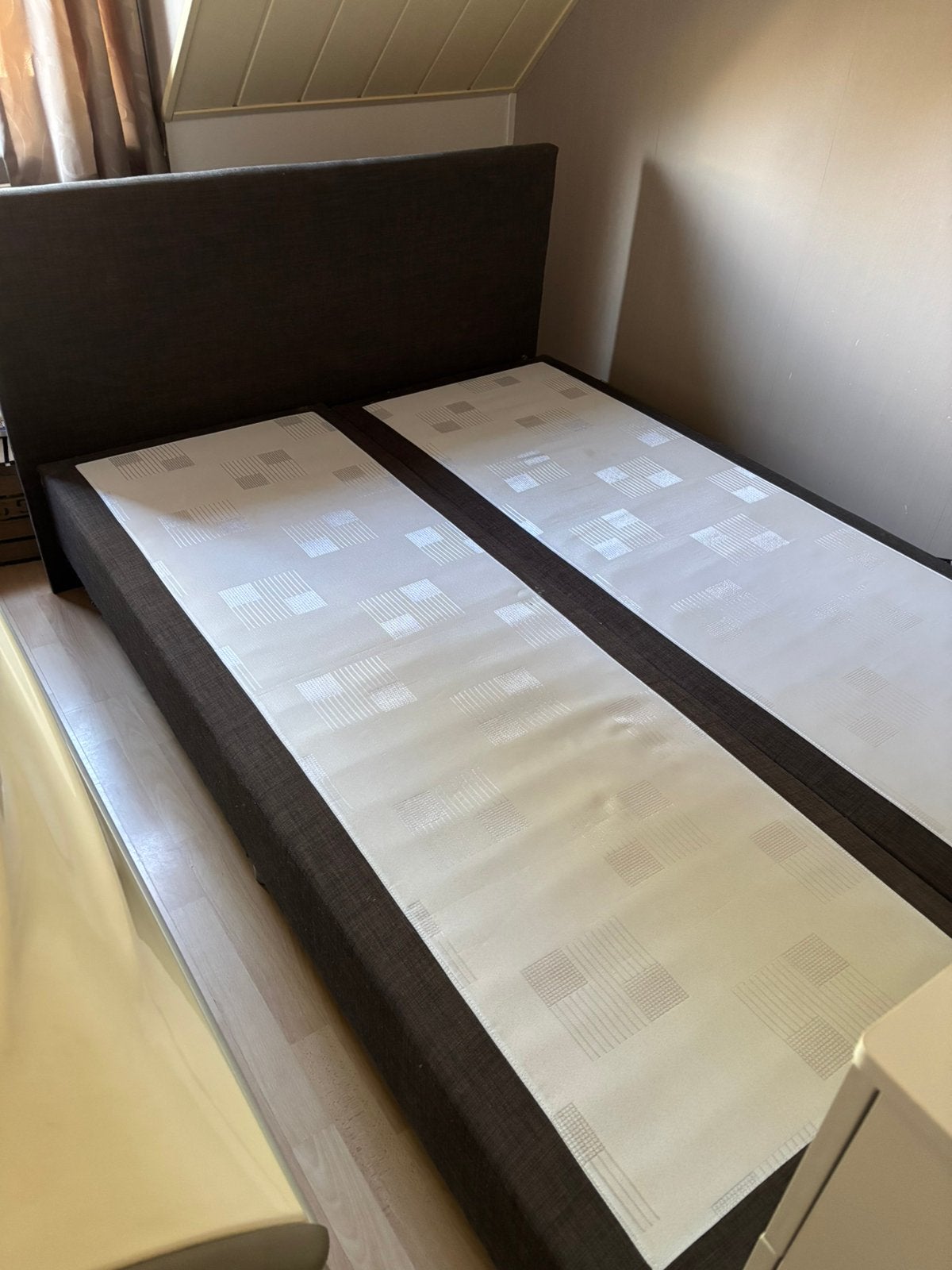 Boxspring bedbodem en achterwand, Ophalen, Gebruikt, 140 cm, Twijfelaar