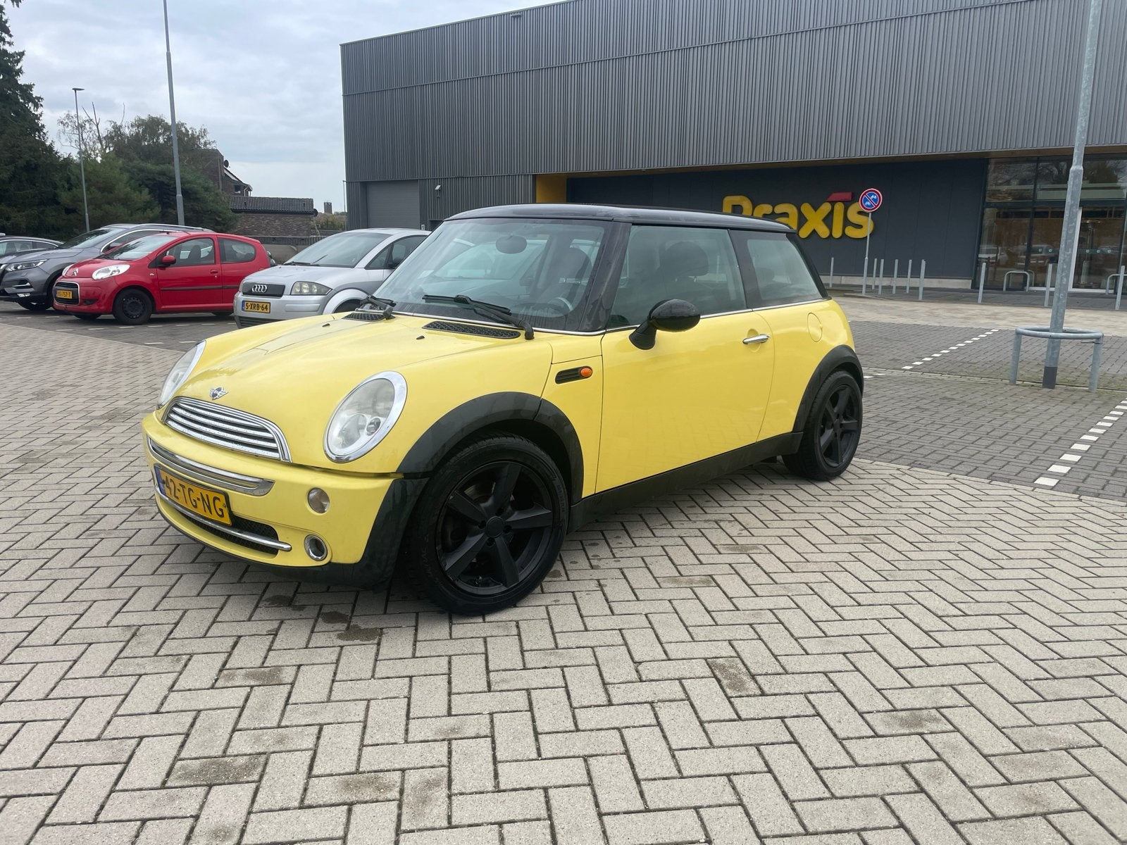 Mini 1.6 16V Cooper 2002 Geel, Auto's, Voorwielaandrijving, 1025 kg, 15 km/l, 4 cilinders