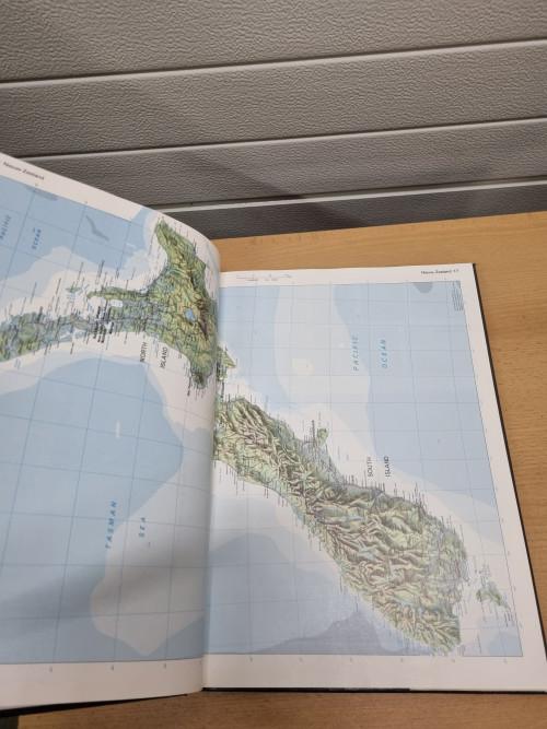boek grote lekturama wereldatlas australie, Boeken, Ophalen of Verzenden