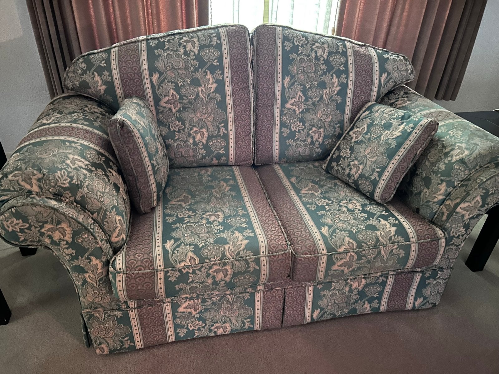Comfortabele tweepersoonsbank met bloemenprint, Huis en Inrichting, Ophalen, Gebruikt, 150 tot 200 cm, Tweepersoons