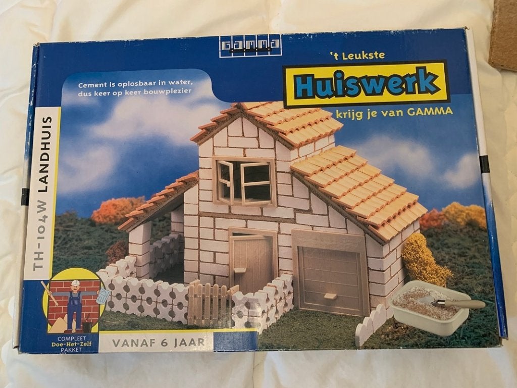 Zelf huisjes metselen van steentjes , dakpannen. 4 dozen, Ophalen, Groter dan 1:32