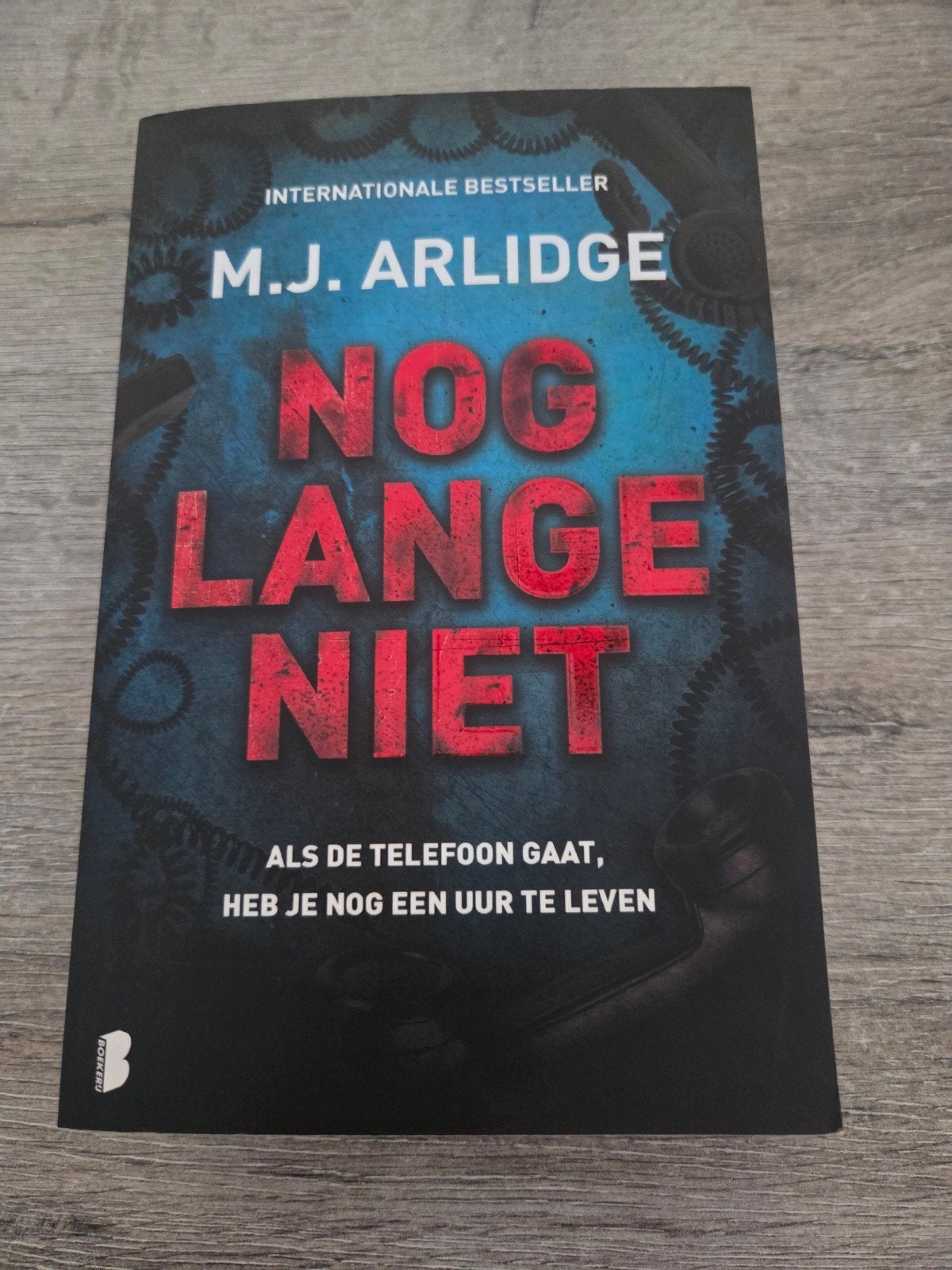 M.J. Arlidge - Nog Lang Niet (Gesigneerd), Boeken, Thrillers, Ophalen of Verzenden, Zo goed als nieuw, M.J. Arlidge, Europa overig