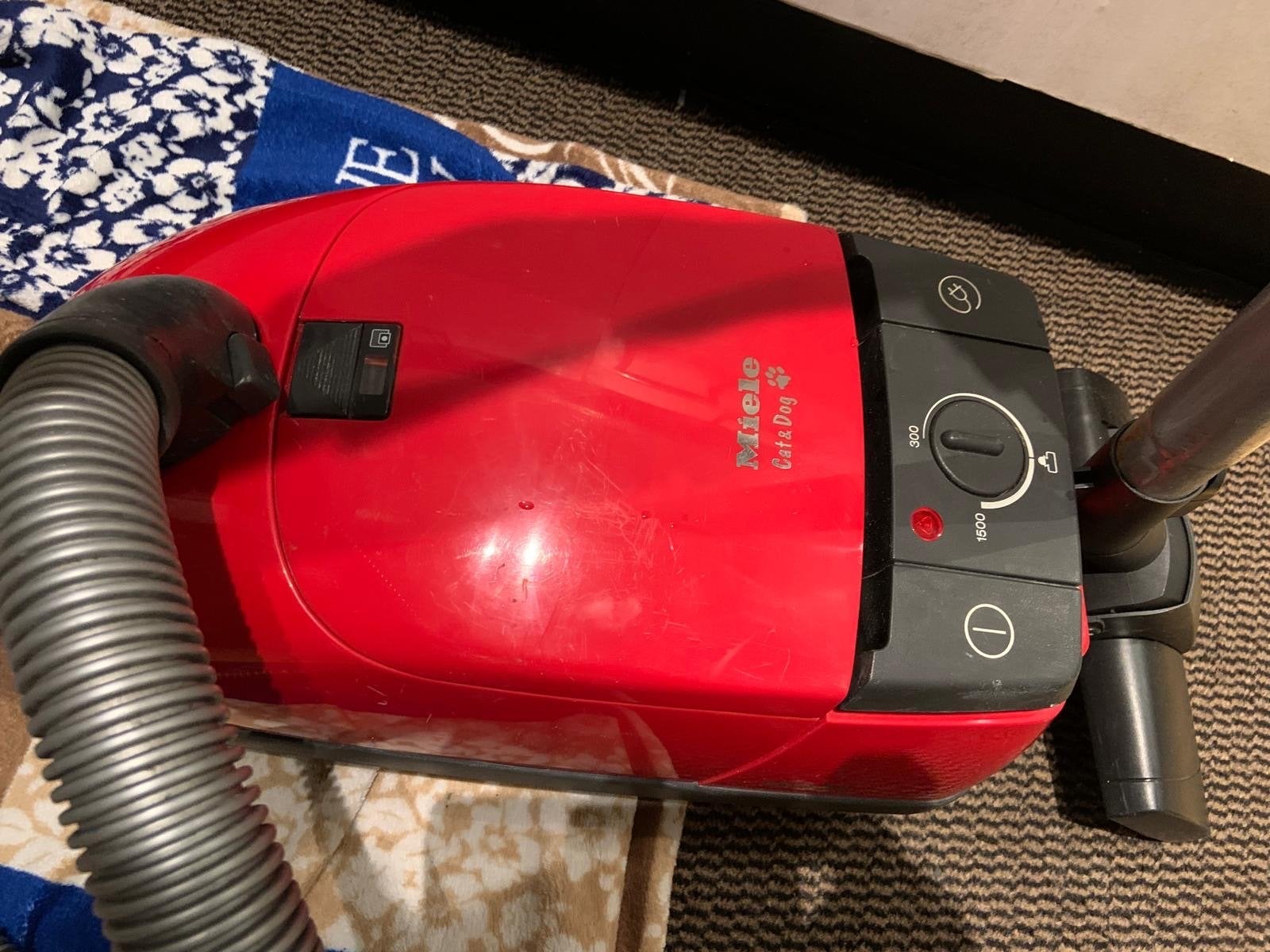Miele S316i-2 Cats & Dogs Stofzuiger - Rood, 1500W, Stofzak, Gebruikt, Ophalen of Verzenden, Miele