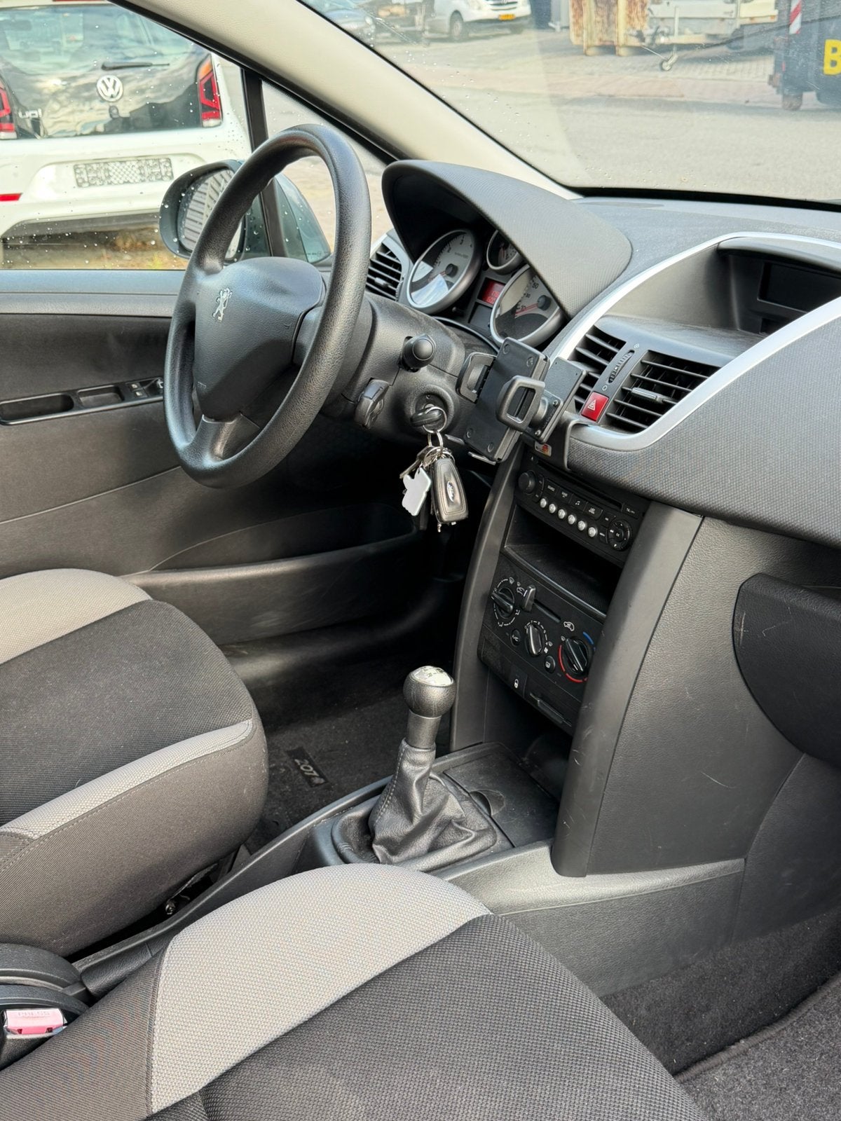 Peugeot 207 zuinige 1.4 VTI 5DRS 2008 met 160000KM Jaar APK, Voorwielaandrijving, Stof, Zwart, 1153 kg