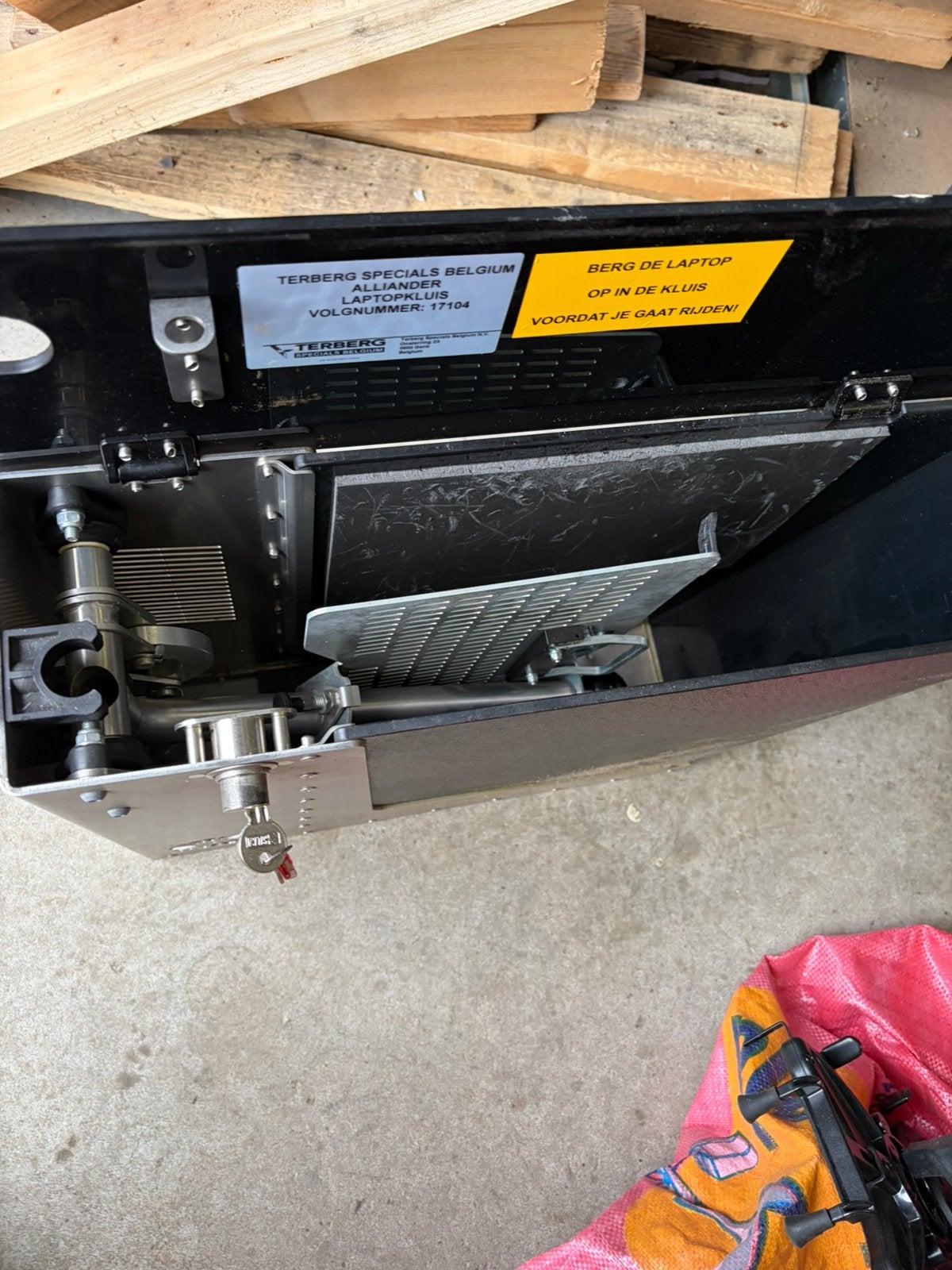 Stevige Autokluis / Laptopkluis (Terberg Specials), Ophalen, Gebruikt