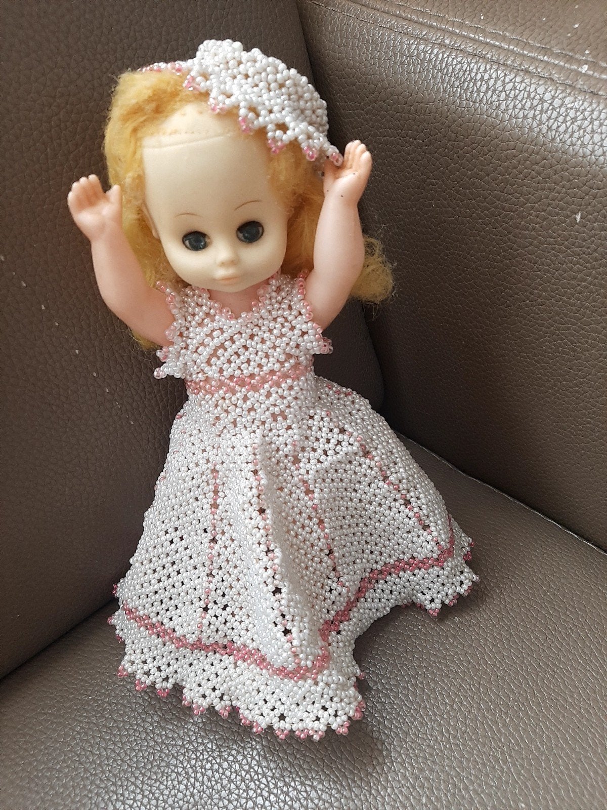 Vintage pop met kralenjurk en hoedje - 25 cm, Ophalen of Verzenden, Gebruikt, Overige typen