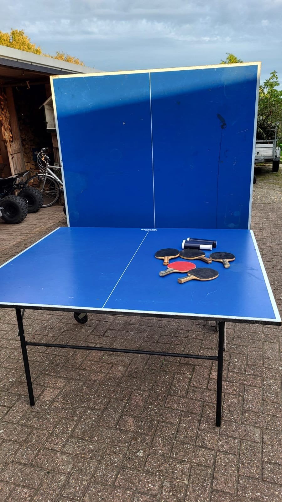Oude maar functionele tafeltennistafel, Sport en Fitness, Ophalen, Gebruikt, Tafel Outdoor, Inklapbaar